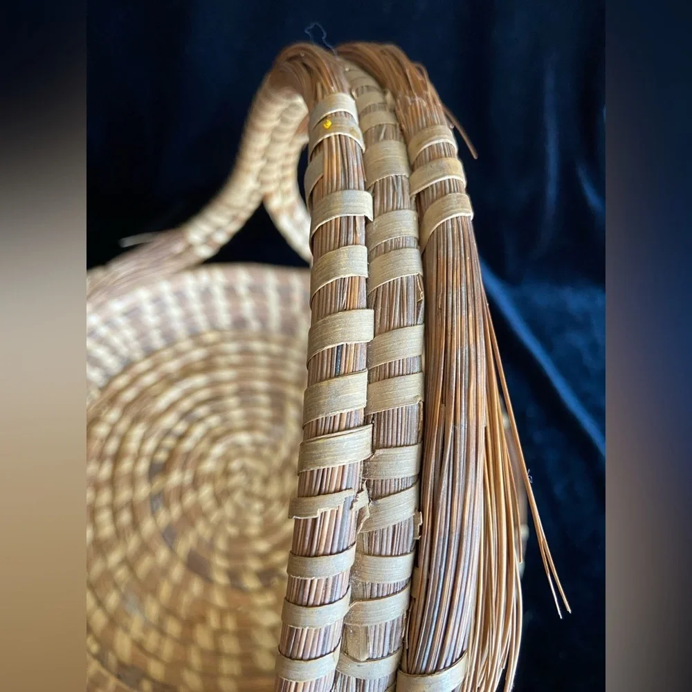 Vintage Sweetgrass Basket With Handle Handmade In Charleston, South Carolina - Picture 5 of 10